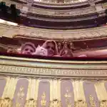 Platée - Opéra-Comique de Paris | Capture d’un moment magique au sein de l’Opéra Comique de Paris, où les artistes sur scène sont éclairés, contrastant avec l’obscurité de l’orchestre en premier plan. Le décor élégant, les costumes sophistiqués et la performance captivante des artistes que nous avons vécue en famille resteront à jamais un moment exceptionnel.