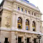 Platée - Opéra-Comique de Paris | La photographie présente une vue de face de l’immeuble de l’Opéra Comique de Paris. Cette construction contemporaine s’inspire de l’architecture éclectique du Palais Garnier.