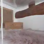 La vision de notre élevage, l'espace de mes chats | Un coin douillet a été aménagé sur l’un des plateaux transparents pour mes chats dans leur pièce dédiée. Ce coin comprend une caisse en bois de vin où ils peuvent se blottir à l’intérieur. Le nom du Domaine du Château Seguineau est gravé sur cette caisse, qui est posée sur un tapis en fausse fourrure rose clair.