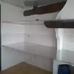 Les moments clés de l’aménagement de la chatterie | Présente la pièce dédiée à mes chats, aménagée avec plusieurs niveaux de plateaux en plaque transparente fixés au mur jusqu’au plafond. Le sol est carrelé. Un mètre est posé sur le plateau du centre. Les plateaux ont une longueur de plus de 3 mètres et une profondeur d’un mètre.