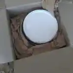 Les moments clés de l’aménagement de la chatterie | Le carton d’emballage présente un seau de peinture Tollens Idrotop, soigneusement enveloppé dans du papier kraft brun. Le carton est légèrement froissé, révélant le contenu protégé à l’intérieur. Le seau est prêt à être utilisé pour embellir les murs et les plafonds de la pièce principale dédiée à mes chats avec sa peinture satinée de 15 litres.