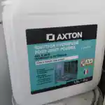 Les moments clés de l’aménagement de la chatterie | Cette image présente un contenant blanc de solution hydrofuge pour joints de carreaux de la marque Axton. Le contenant arbore une étiquette aux couleurs turquoise et noire, avec des inscriptions en blanc et jaune, fournissant des informations sur le produit. Il est précisé que le produit convient pour les sols et murs, en intérieur comme en extérieur. L’étiquette indique aussi que la solution est prête à l’emploi et ne contient pas de solvant. Des icônes sur l’étiquette suggèrent que le produit a obtenu une note A+ en termes d’émissions dans l’air intérieur.